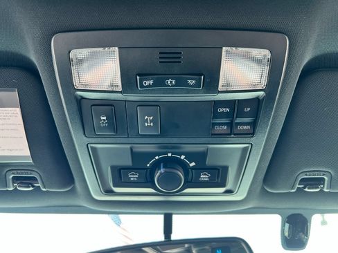 Used 2017 Toyota Tacoma TRD Off-Road AWD/4WD image 21