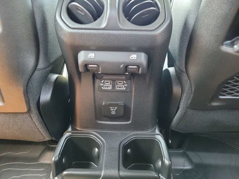 Used 2025 Jeep Gladiator Rubicon w/ Convenience Group AWD/4WD image 11