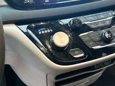 Used 2023 Chrysler Pacifica Touring-L image 17