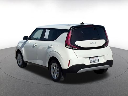 Used 2025 Kia Soul LX w/ LX Technology Package FWD image 11