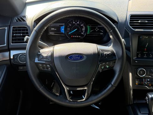 Used 2018 Ford Explorer XLT w/ Equipment Group 202A image 18