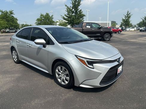 Used 2025 Toyota Corolla LE FWD image 9