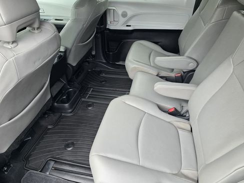 Used 2025 Toyota Sienna XLE FWD image 24