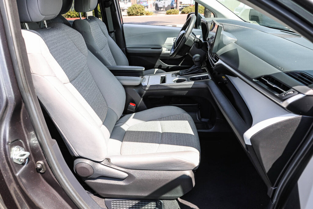 Certified 2025 Toyota Sienna LE FWD image 10