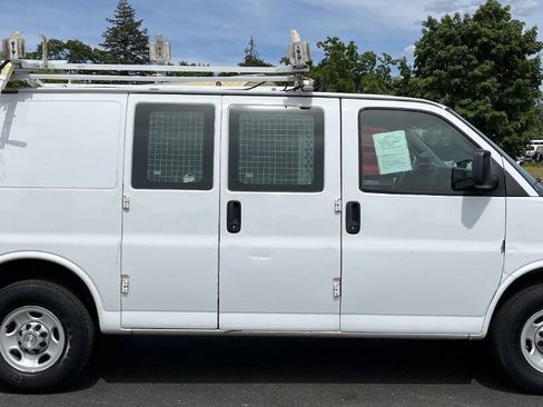 Used 2017 Chevrolet Express 2500 RWD image 4