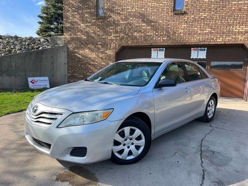 Used 2011 Toyota Camry LE FWD image 1