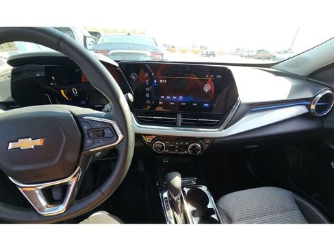 Used 2025 Chevrolet Trax LT w/ LT Convenience Package FWD image 10