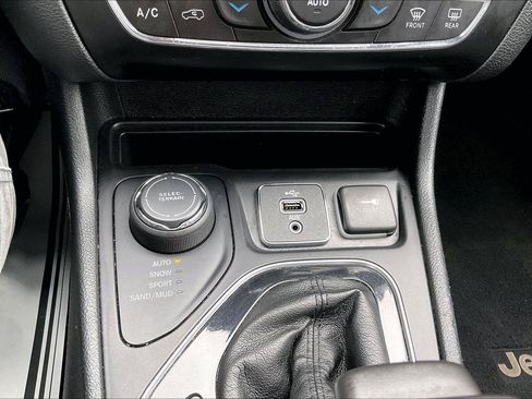 Used 2019 Jeep Cherokee Limited w/ Trailer Tow Group AWD/4WD image 31