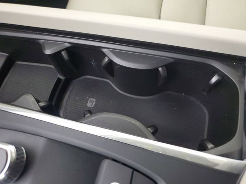 Used 2018 Volvo XC60 T5 Momentum w/ Vision Package image 33