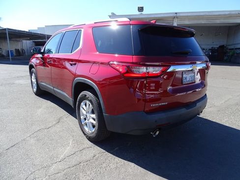 Used 2020 Chevrolet Traverse LT FWD image 2