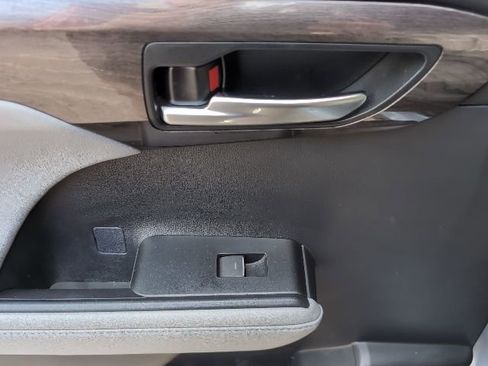 Used 2023 Toyota Highlander Limited image 22