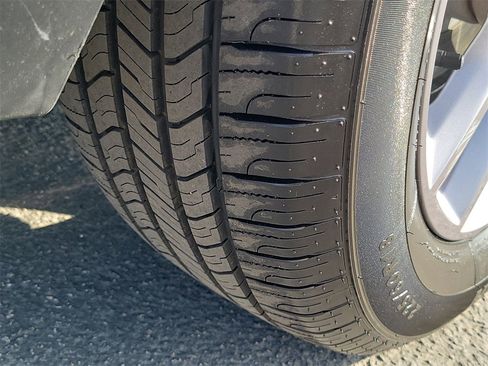 Used 2023 GMC Terrain SLT image 31