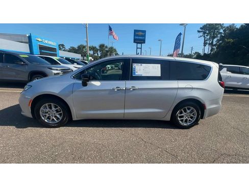 Used 2024 Chrysler Pacifica Touring-L FWD image 5