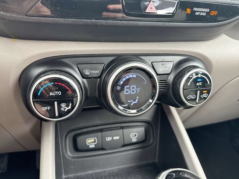 Used 2023 Hyundai Venue SEL FWD image 16