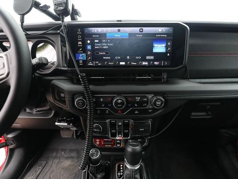 Used 2025 Jeep Gladiator Rubicon w/ Convenience Group AWD/4WD image 16