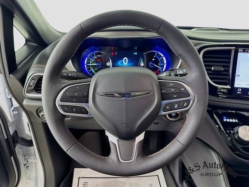 Used 2025 Chrysler Pacifica Pinnacle FWD image 12