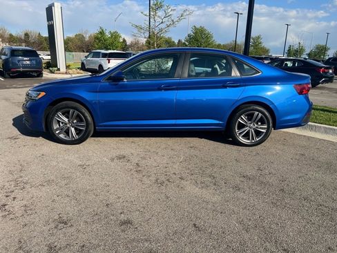 Used 2023 Volkswagen Jetta SE FWD image 3