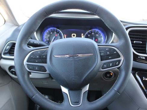 Used 2023 Chrysler Pacifica Touring-L image 29