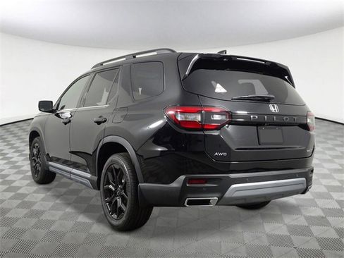 New 2025 Honda Pilot Touring image 4