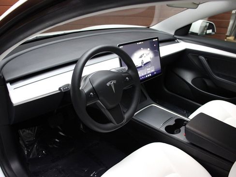 Used 2023 Tesla Model 3 Standard Range image 9