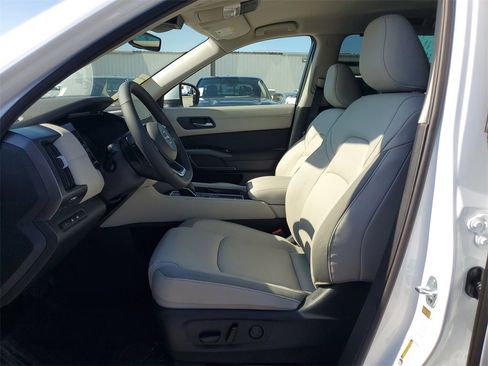 New 2025 Nissan Pathfinder SL w/ Black Appearance Package image 9