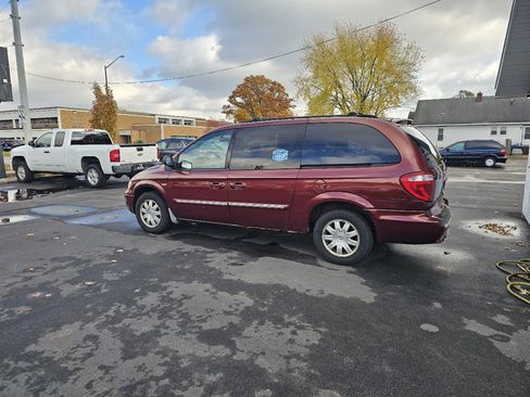 Used 2007 Chrysler Town & Country Touring image 5