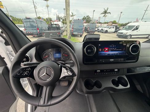 Used 2025 Mercedes-Benz Sprinter 2500 image 12