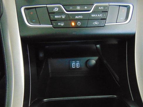 Used 2020 Ford Fusion SE FWD image 17