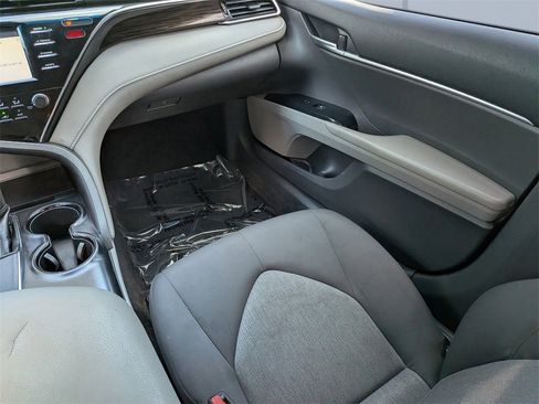 Used 2018 Toyota Camry LE image 15