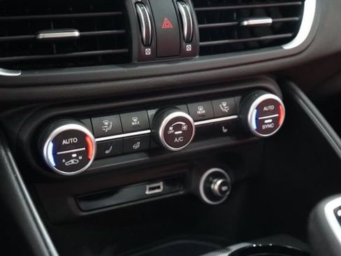 Used 2025 Alfa Romeo Giulia AWD image 28