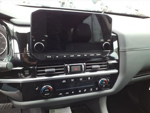 New 2025 Nissan Pathfinder SL w/ Black Appearance Package AWD/4WD image 16