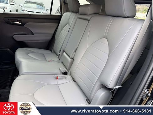 Used 2022 Toyota Highlander XLE image 15