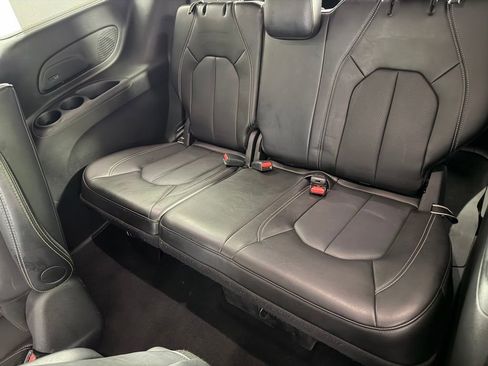Used 2025 Chrysler Pacifica Select w/ Uconnect Theater Family Group FWD image 28