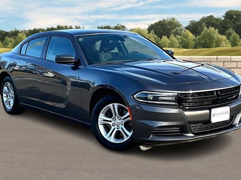 Used 2019 Dodge Charger SXT image 2