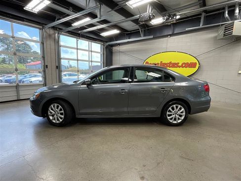Used 2013 Volkswagen Jetta SE FWD image 2