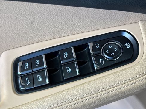 Used 2025 Porsche Macan image 13