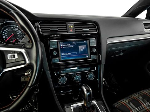 Used 2018 Volkswagen GTI SE FWD image 19