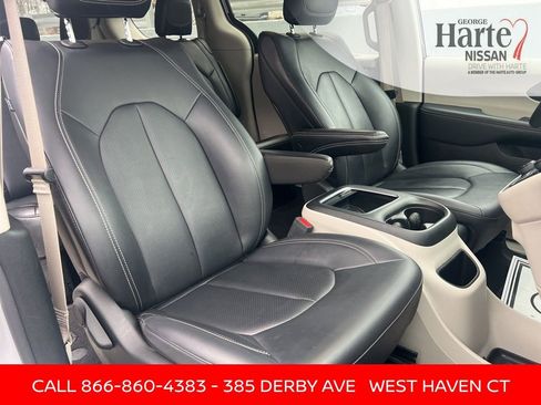 Used 2024 Chrysler Pacifica Touring-L image 36