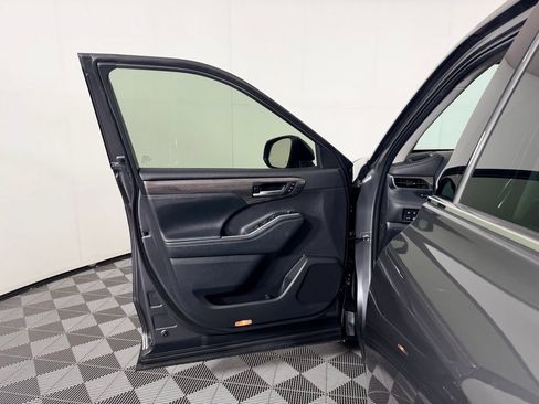 Used 2024 Toyota Highlander Limited FWD image 27