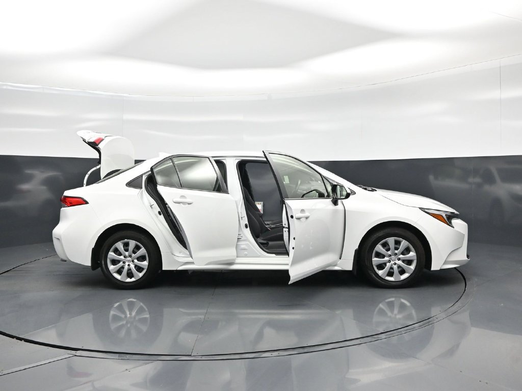 Used 2025 Toyota Corolla LE w/ Carpet Mat Package (TMS) FWD image 4