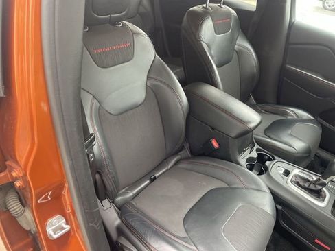 Used 2015 Jeep Cherokee Trailhawk AWD/4WD image 40