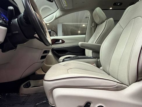 Used 2020 Chrysler Pacifica Limited FWD image 11