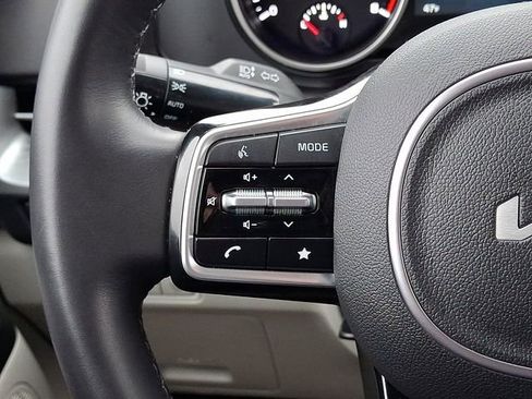 Used 2023 Kia Carnival LX image 20