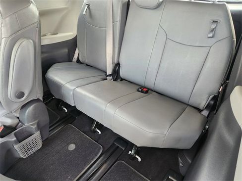 Used 2021 Toyota Sienna Limited image 28