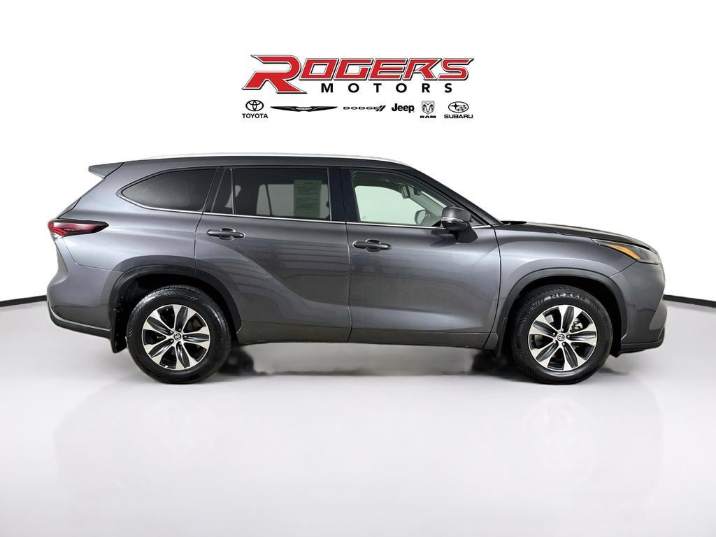 Used 2025 Toyota Highlander XLE AWD/4WD image 14