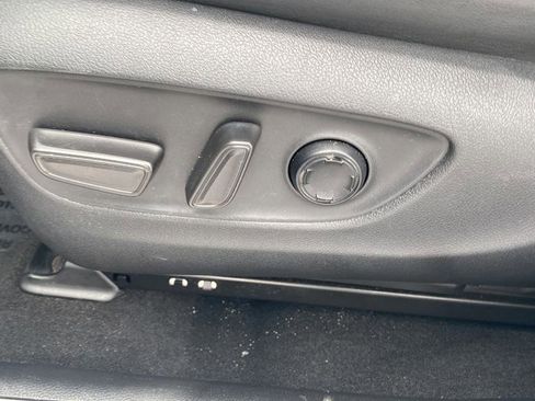 Used 2024 Toyota Venza Limited image 15