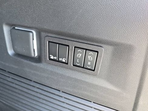 Used 2023 Chevrolet Tahoe Z71 w/ Luxury Package AWD/4WD image 7