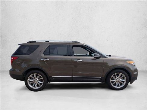Used 2015 Ford Explorer XLT w/ Equipment Group 202B FWD image 4