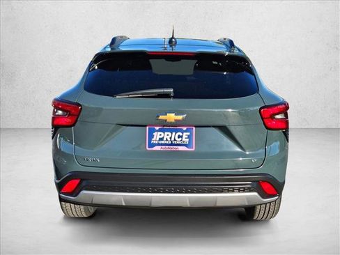 Used 2025 Chevrolet Trax LT FWD image 7