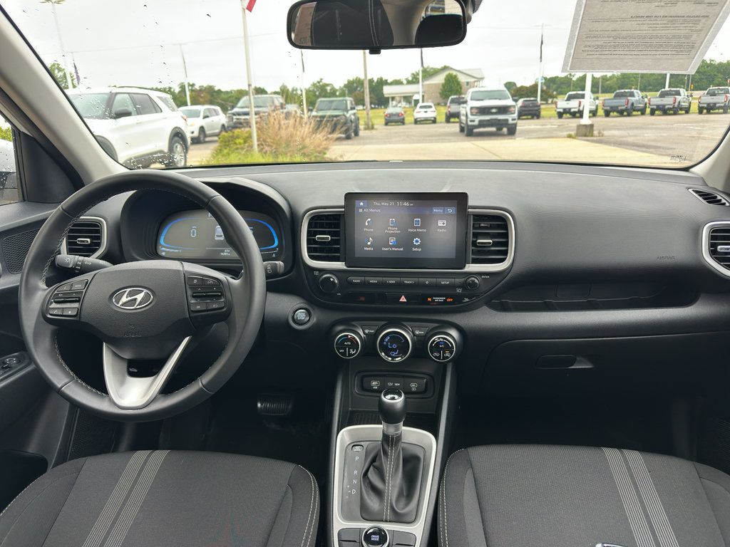 Used 2025 Hyundai Venue SEL FWD image 11